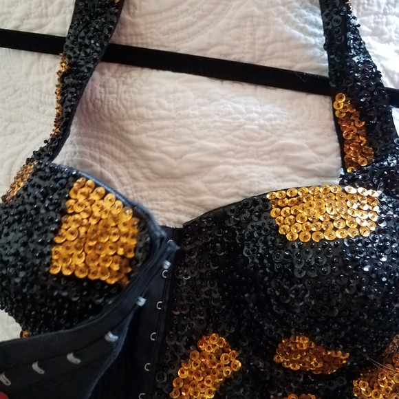 Nwot's Black and Gold sequin crop top 🌟 - Picture 4 of 6